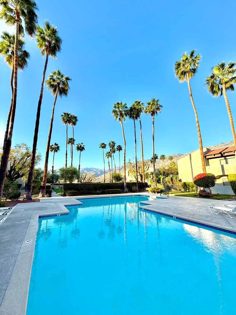 Palm Springs Condo: 1150 E Amado Rd #16B1