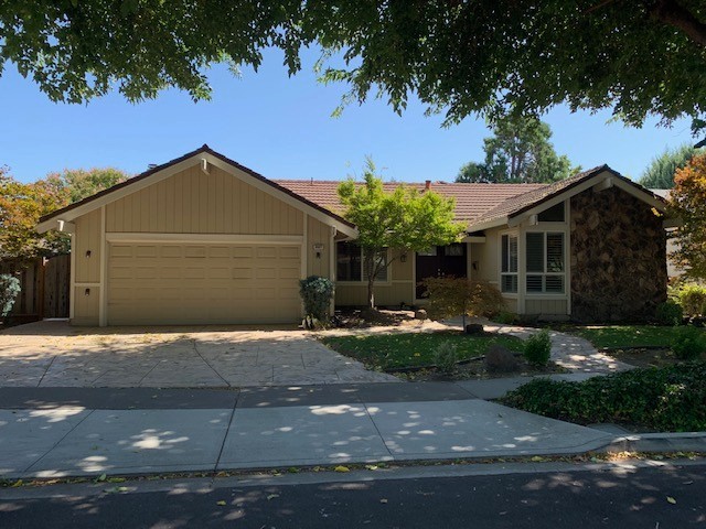 Pleasanton House: 2027 Greenwood Road