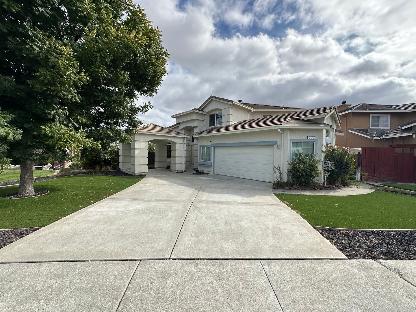 Brentwood House: 200 Putter Dr