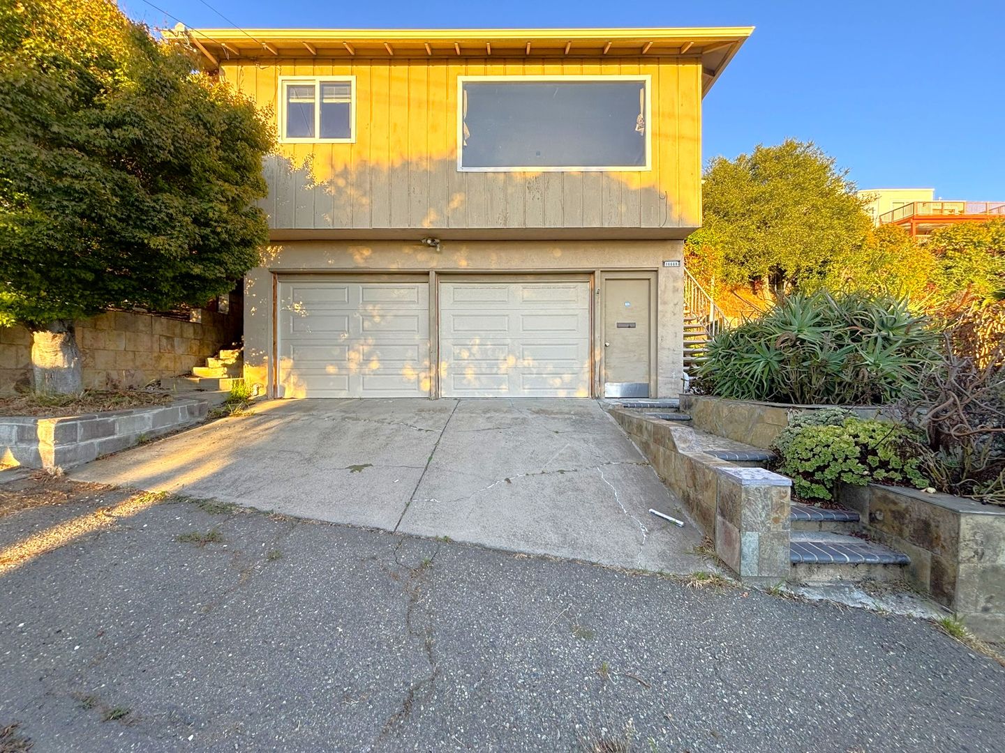 San Leandro House: 16668 Winding Blvd