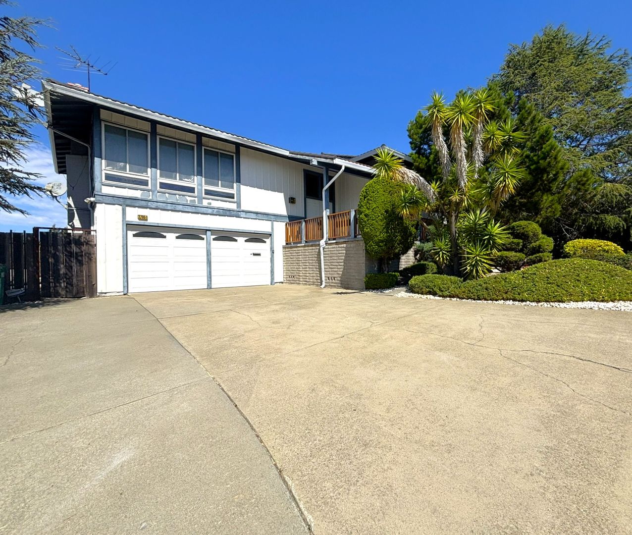 Hayward House: 27951 Edgecliff Way
