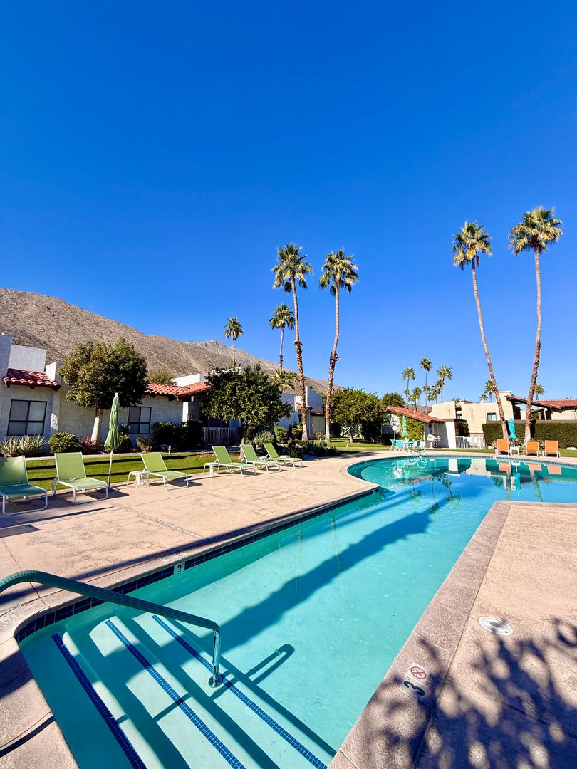 Palm Springs Condo: 250 E San Jose Rd #61