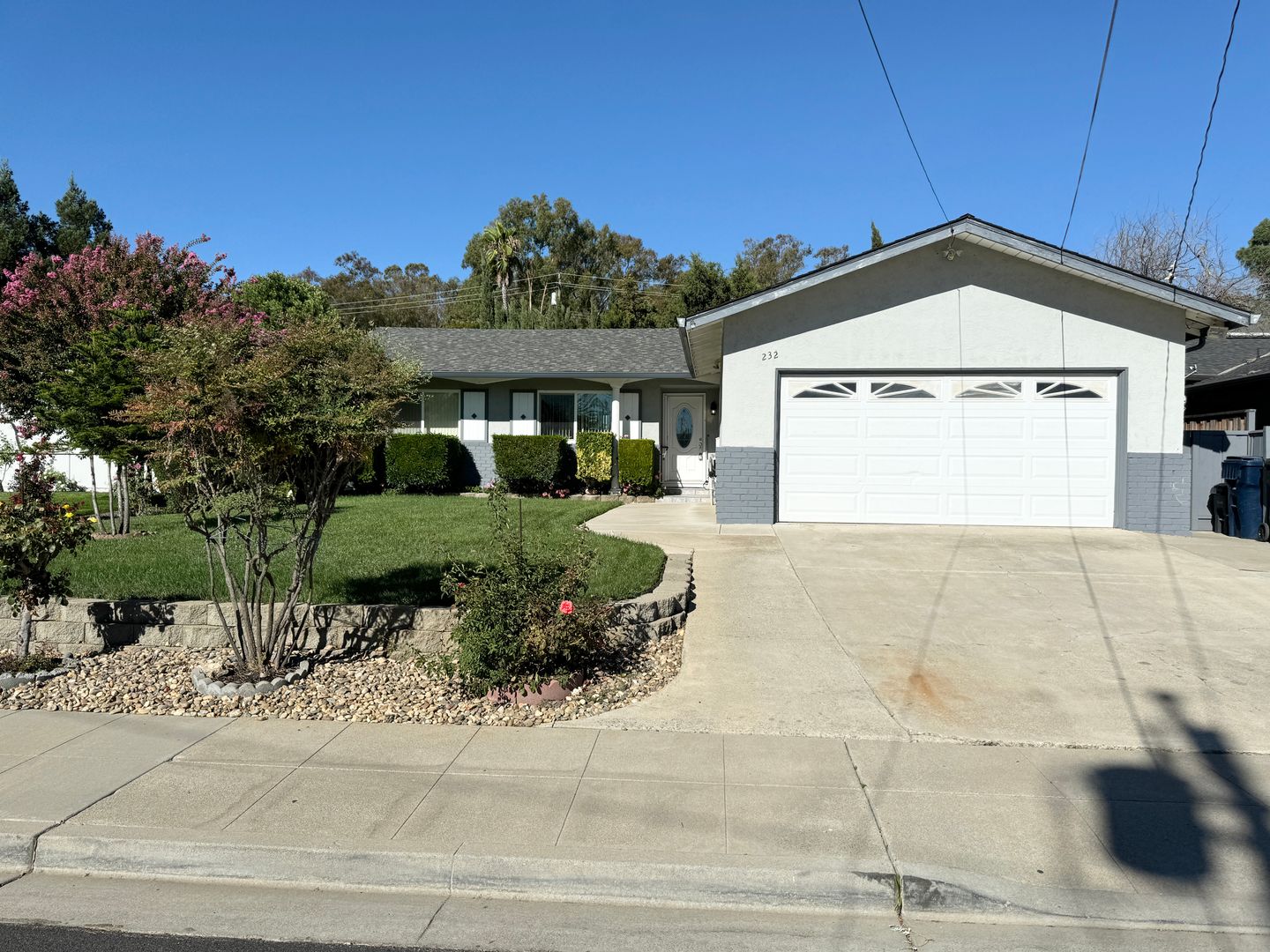 Livermore House: 232 Coleen St