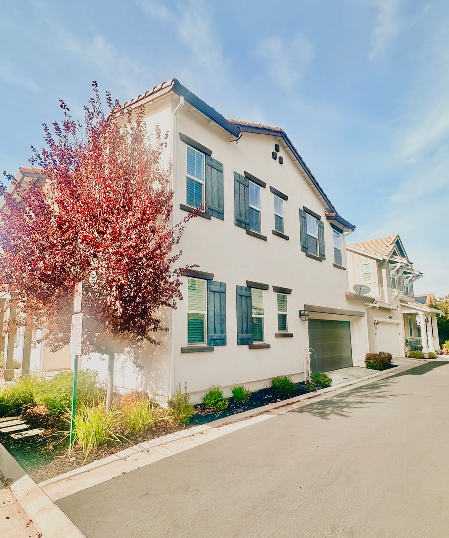 Livermore House: 815 Barney Cmn