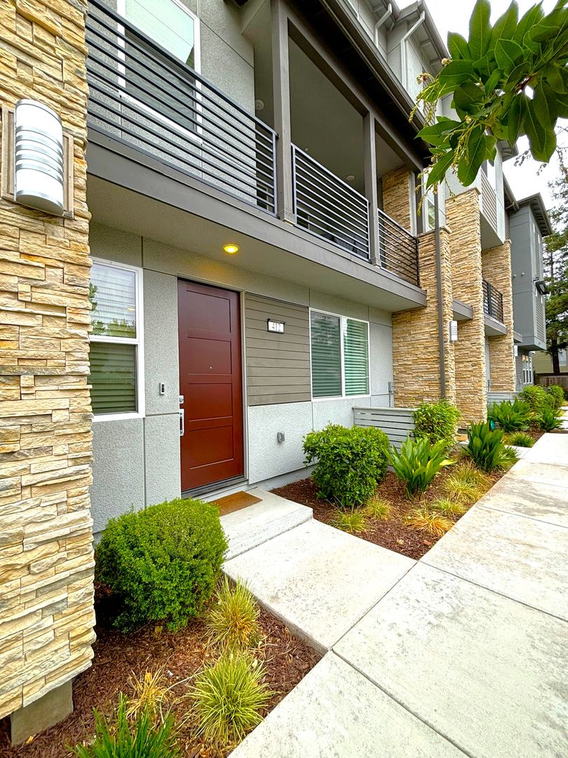 Hayward House: 412 Arc Ct