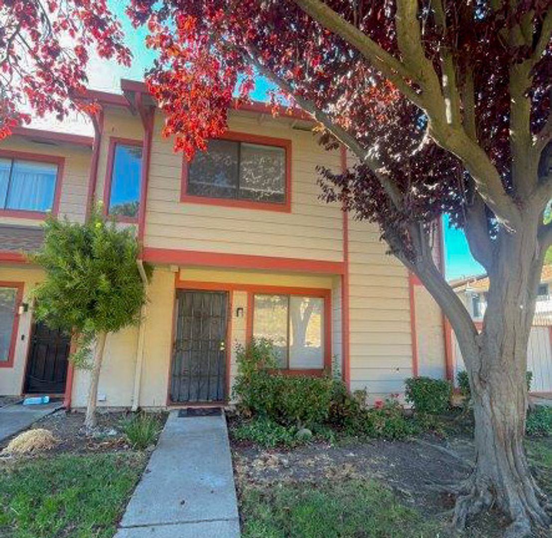 Union City Condo: 212 Ladera Plaza