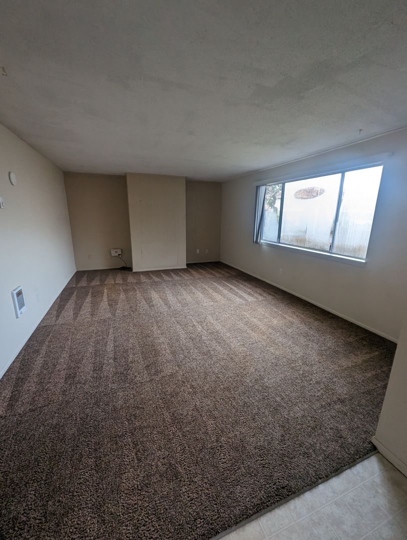 Monmouth Apartment: 235/237 Whitesell St W