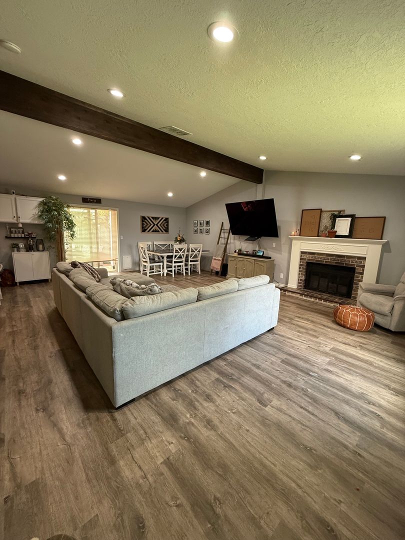 Salem House: 865 Melissa St SE