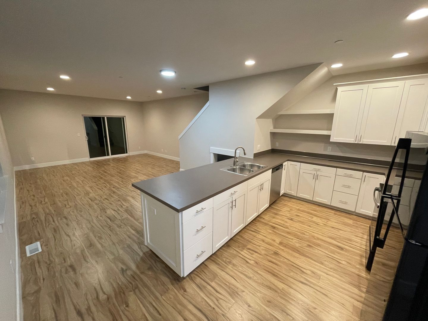 Woodburn Apartment: 1401 Hardcastle Ave