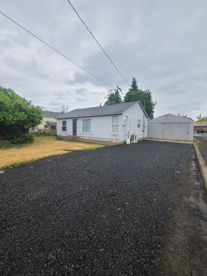 Dallas House: 372 SW Donald St
