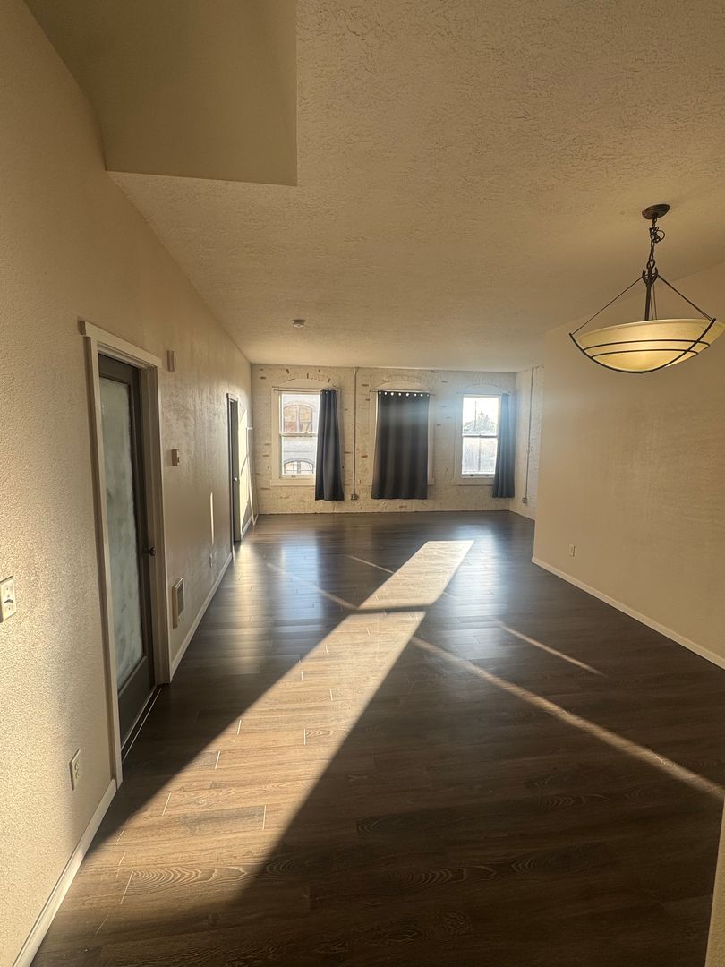 Dallas Apartment: 103 SW Court St