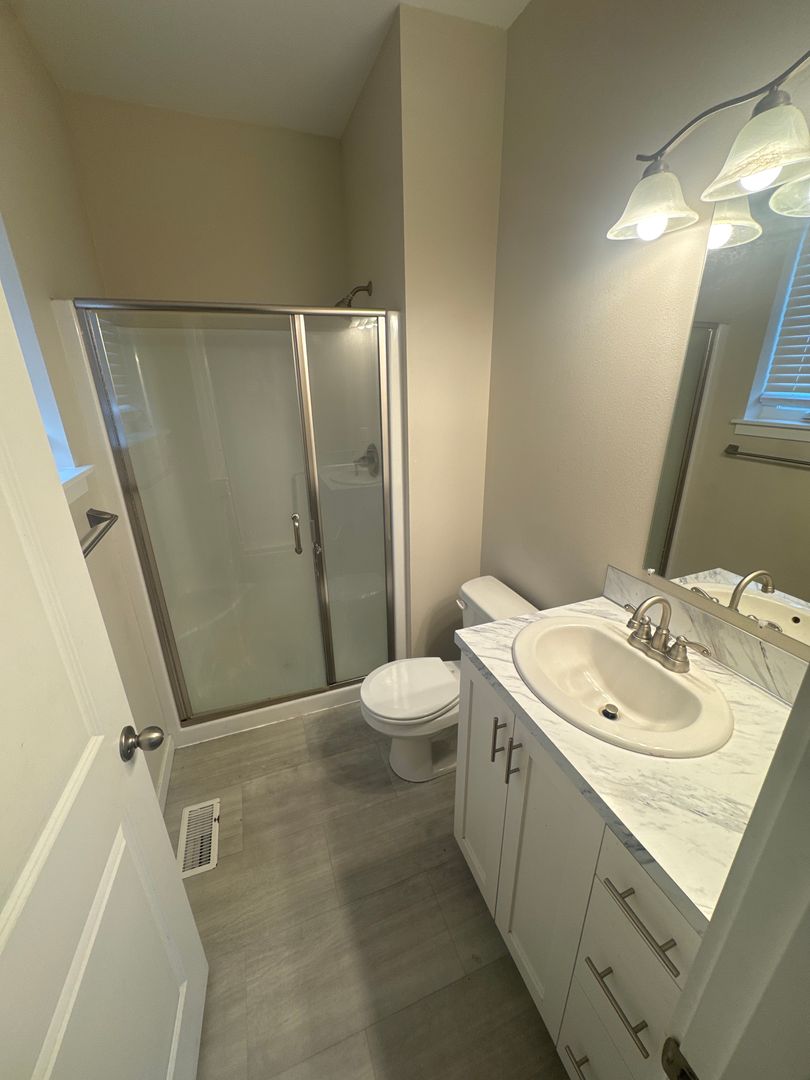 Woodburn Apartment: 1413 Hardcastle Ave