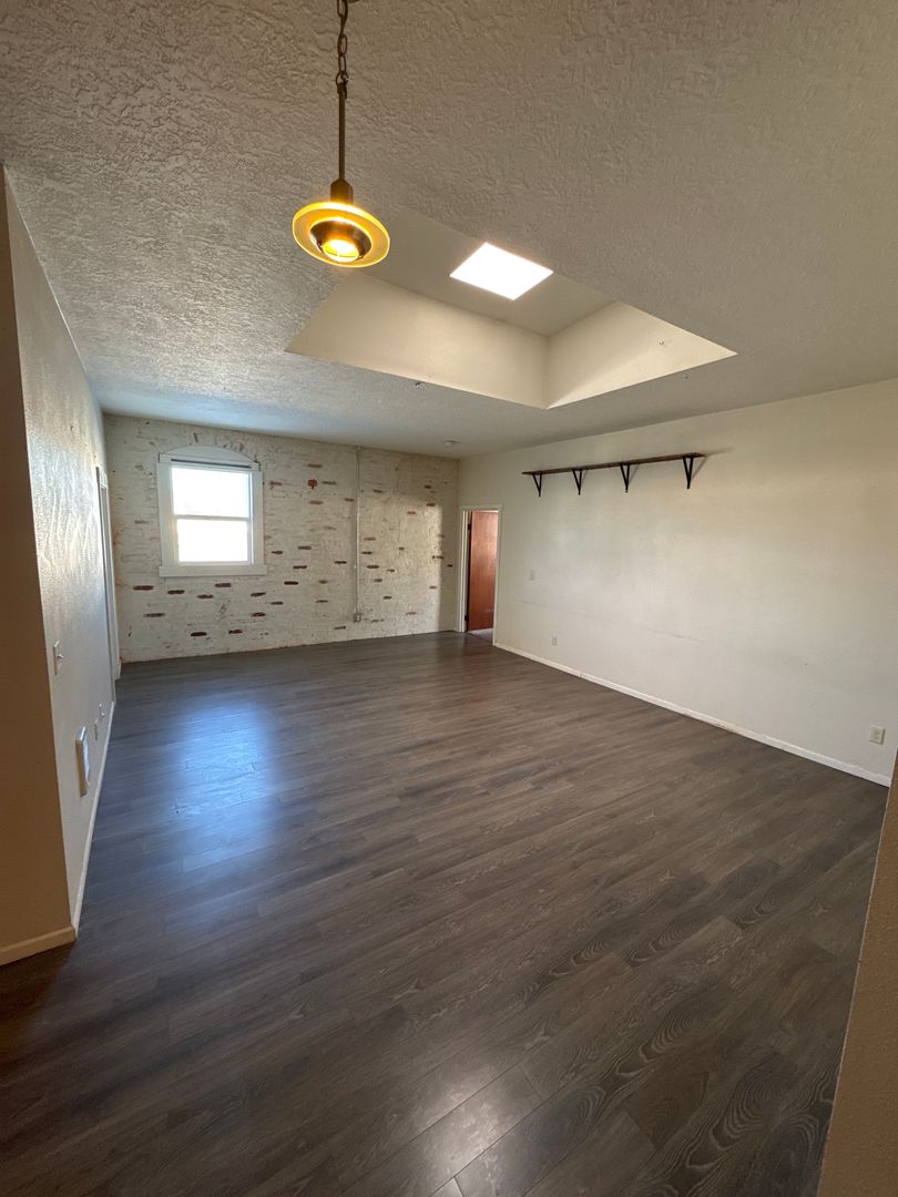 Dallas Apartment: 103 SW Court St