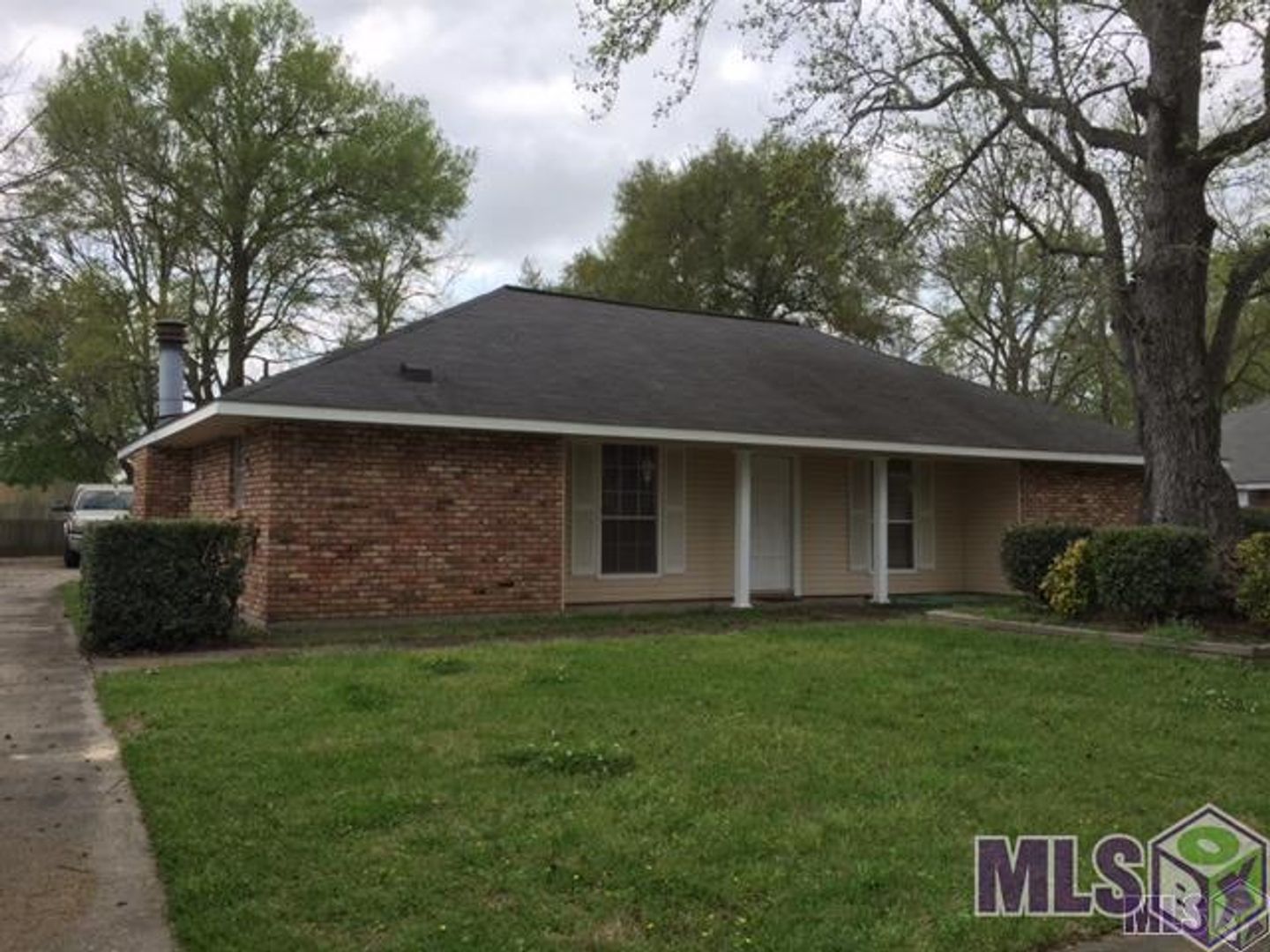 Prairieville House: 40111 La Rochelle Rd