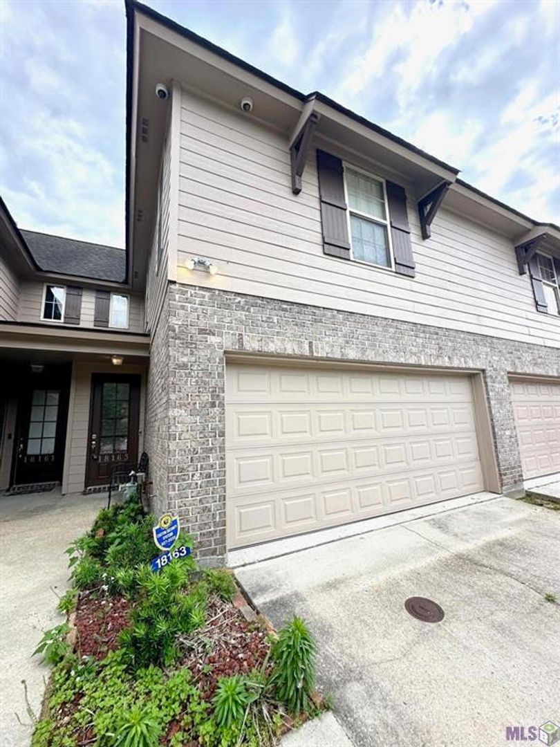 Prairieville House: 18163 Pinehurst Dr