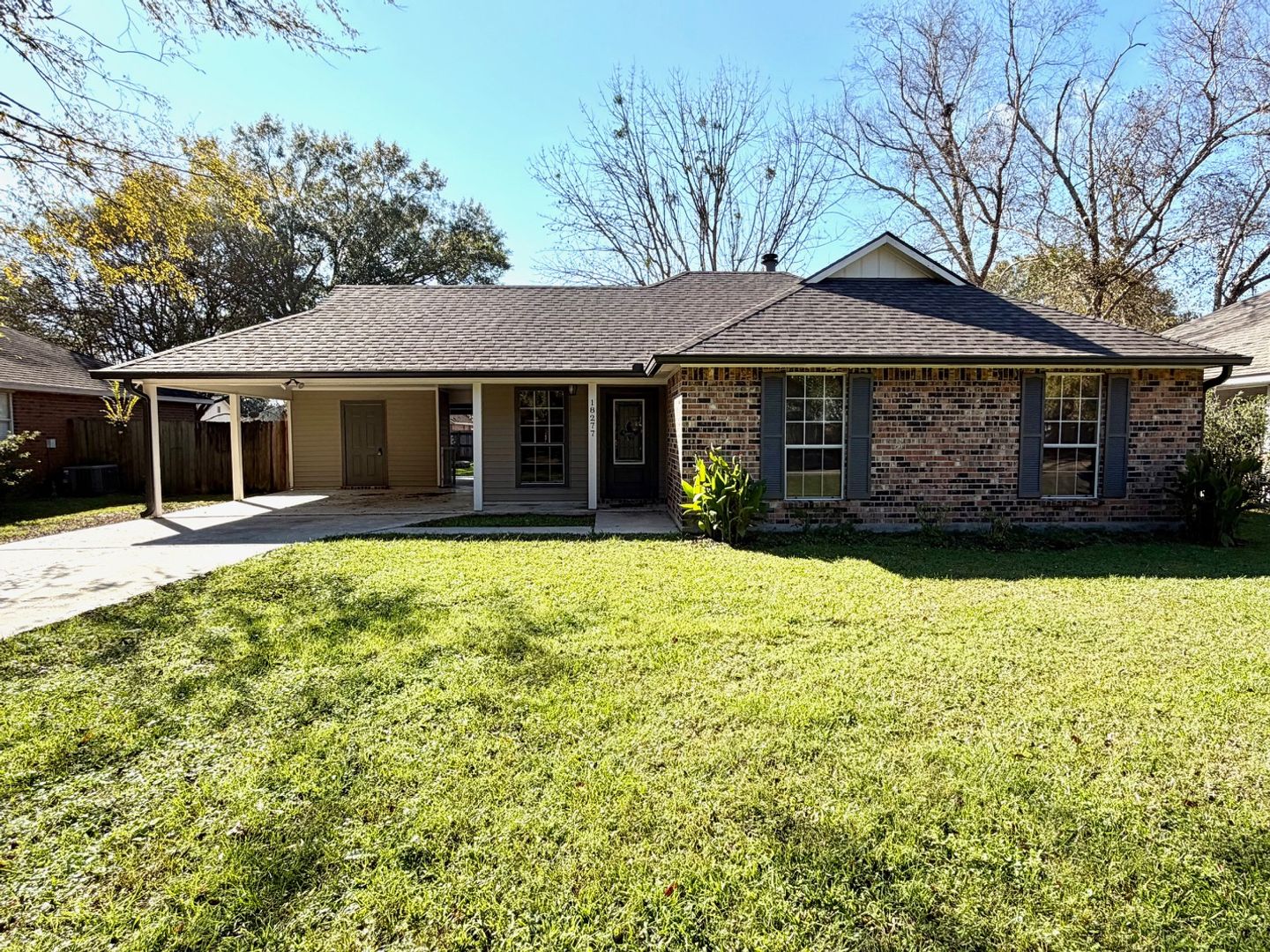Prairieville House: 18277 Autumn View Dr