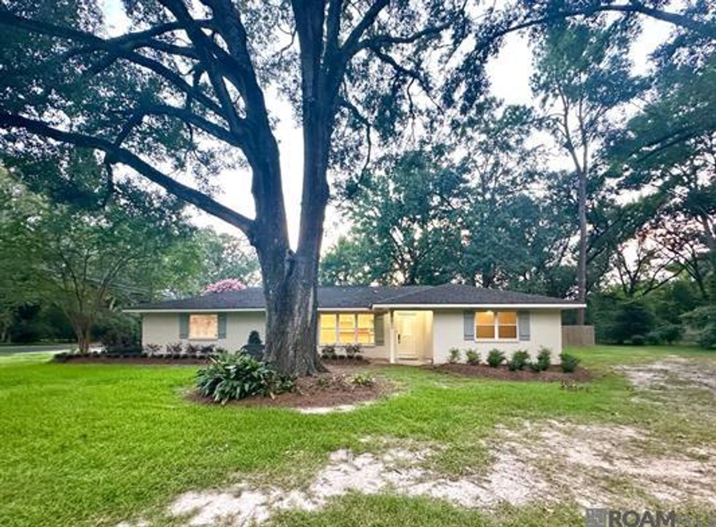 Baton Rouge House: 415 Magnolia Wood Ave