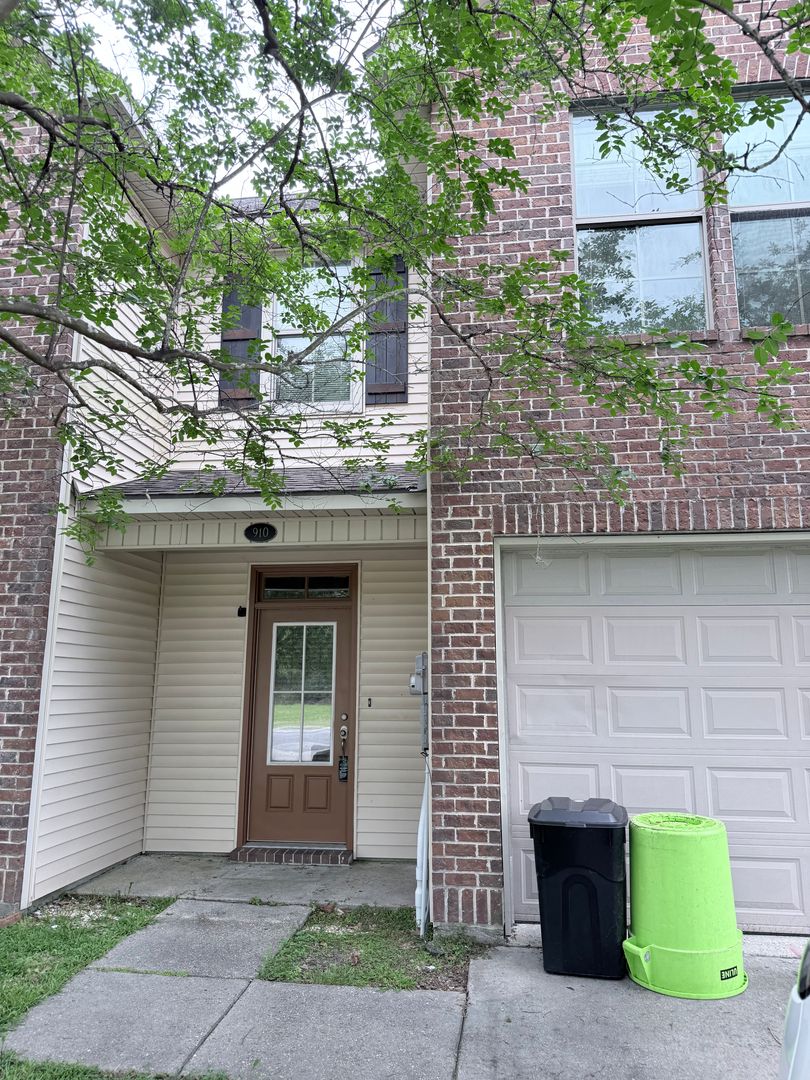 Gonzales Townhome: 910 S. Audubon Place