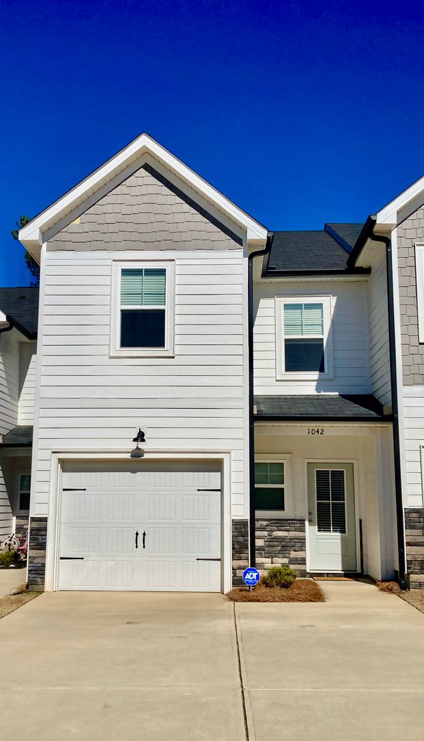 Grovetown House: 1042 Linsmore Avenue