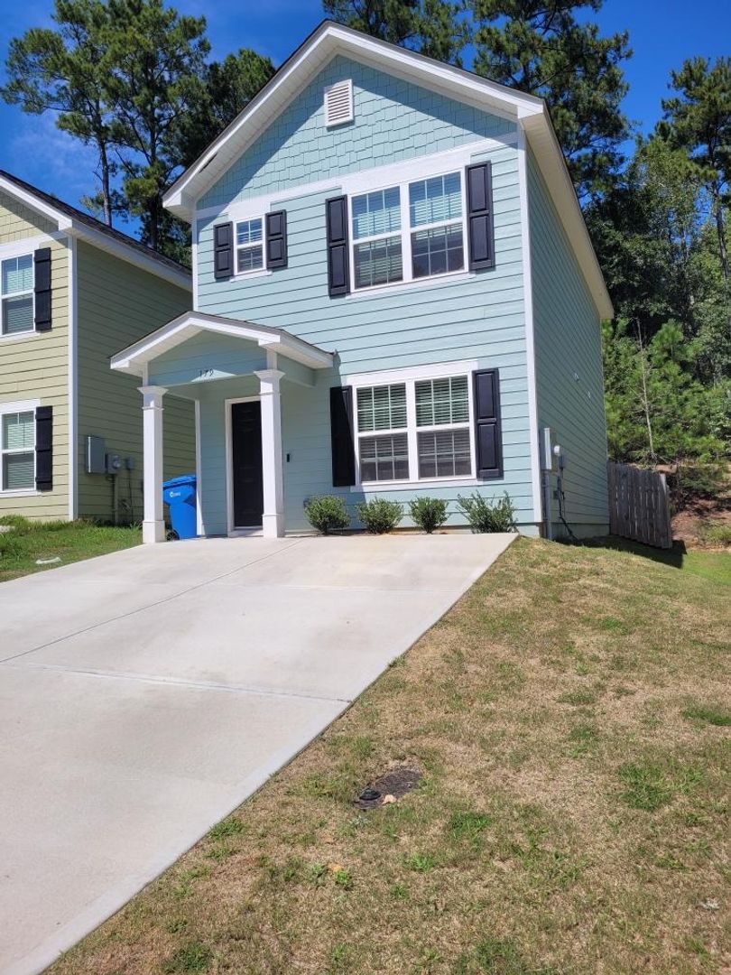 HARLEM House: 179 VILLAGE RUN