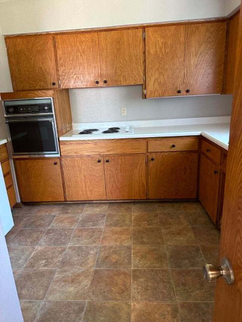Waterloo Apartment: 1205-1207 Wisconsin St