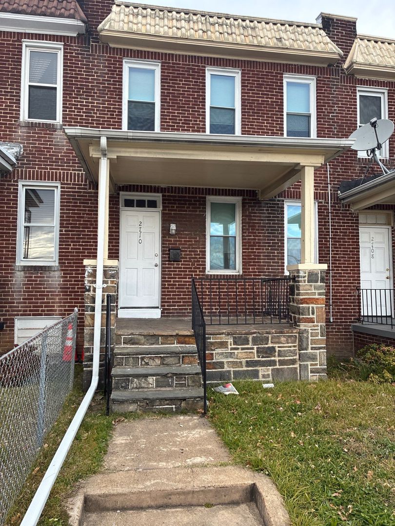 Baltimore Townhome: 2710 W Franklin st