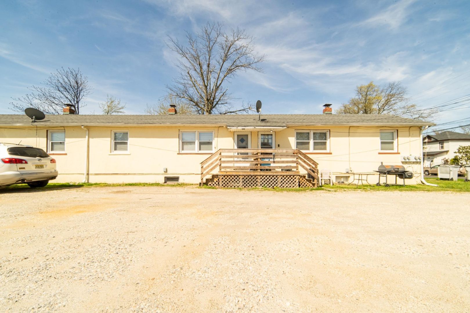 Vineland Apartment: 323 W Peach St