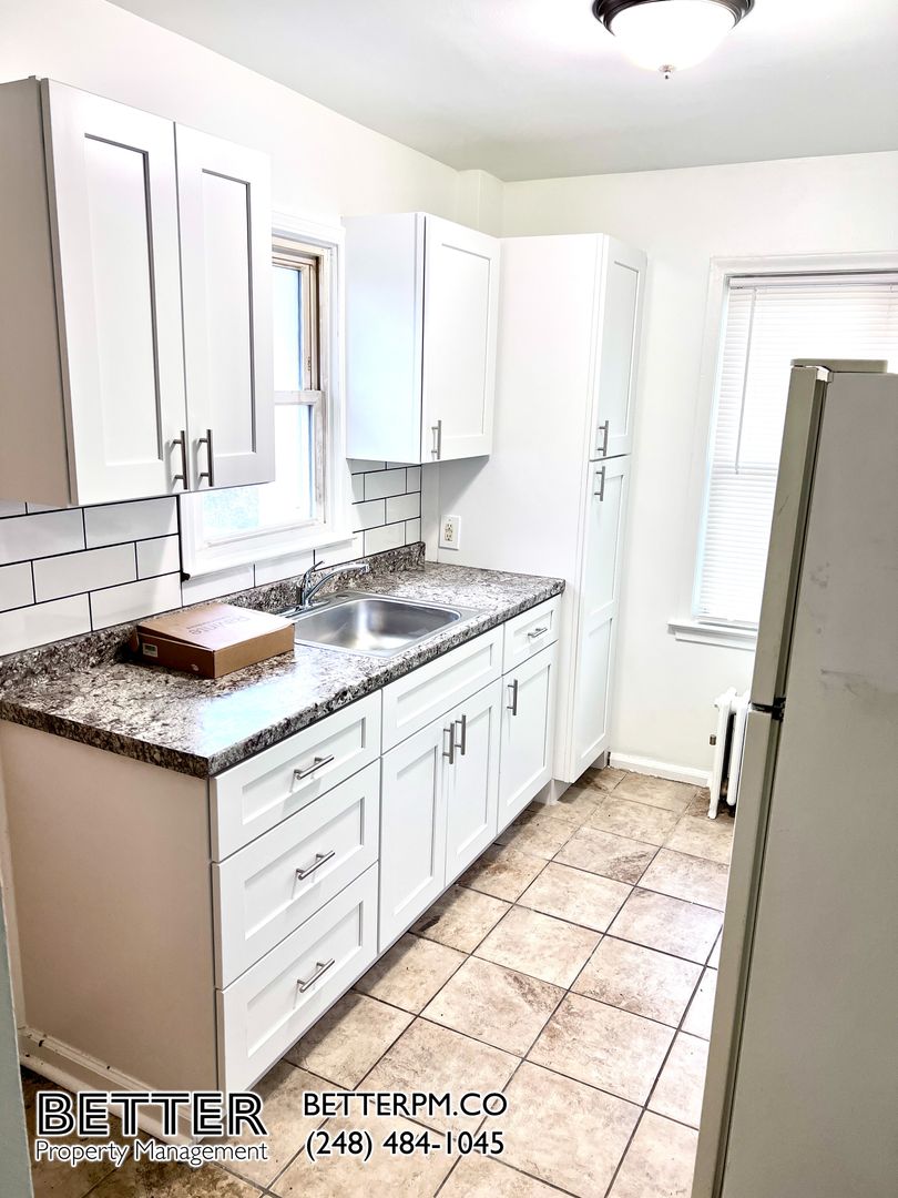 Melvindale Apartment: 17107 Palmer St.