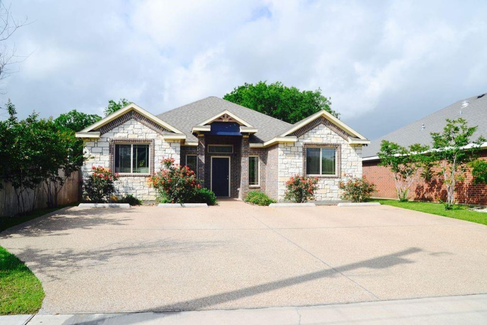 Waco House: 2005 S 16th St