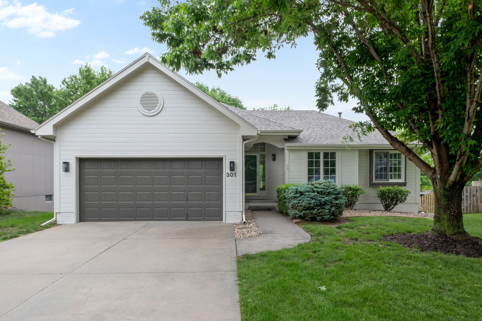 PAPILLION House: 301 CASTLE PINE DR