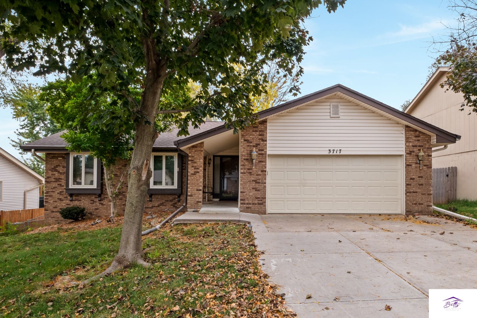 BELLEVUE House: 3717 BURR OAK DR