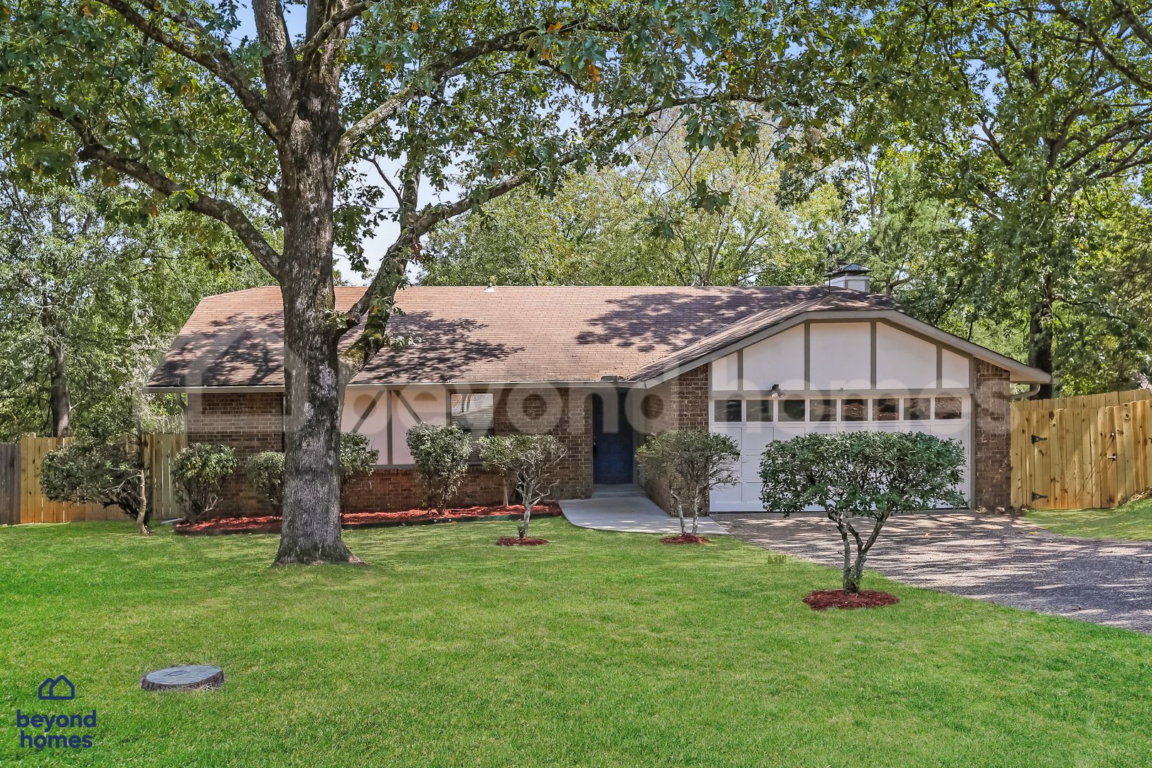 Maumelle House: 8 Random Oaks Cove