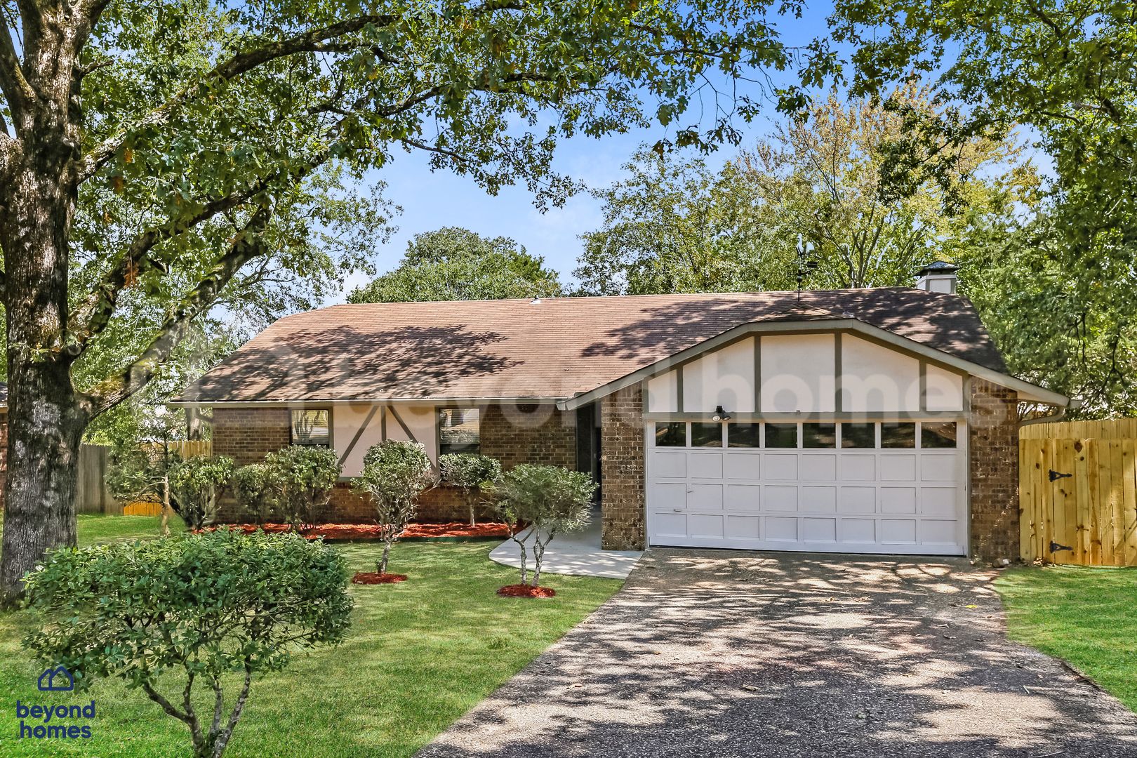 Maumelle House: 8 Random Oaks Cove