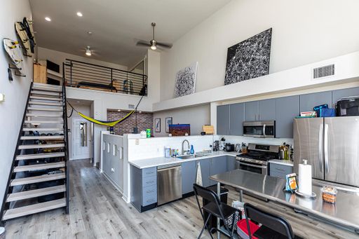 ONE MONTH FREE RENT!!!PET-FRIENDLY!!! STUNNING LOFT!!! DEDICATED PARKING SPACE, GREAT LOCATION!!!! – photo 1
