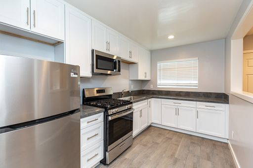 !!! 2 BLOCKS FROM OCEAN BEACH - UPSTAIRS 1 BED 1 BATH!!! WITH UPGRADED APPLIANCES!!! – photo 1