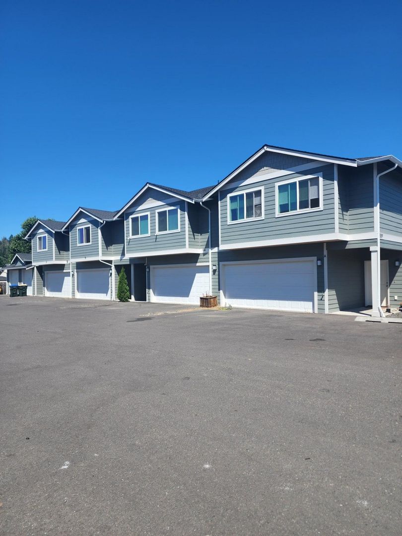 Centralia Townhome: 1889 Ahlers Ave