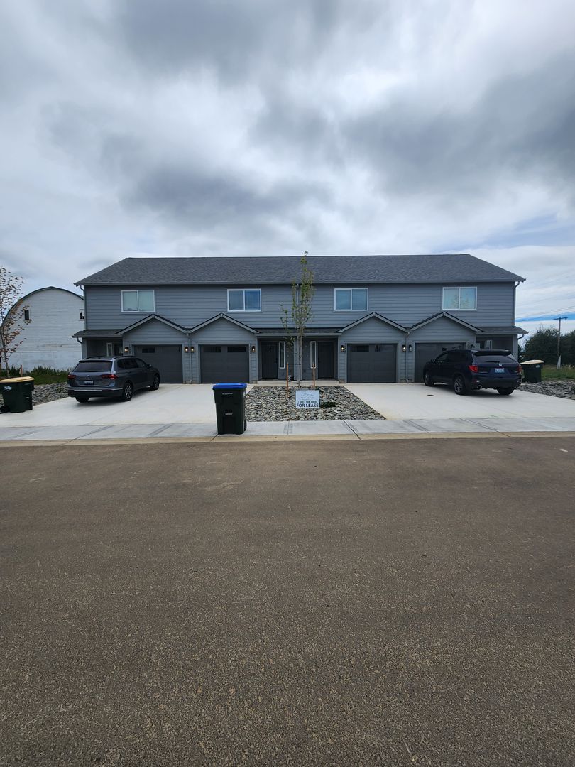 Winlock Townhome: 1000 Peach Rd