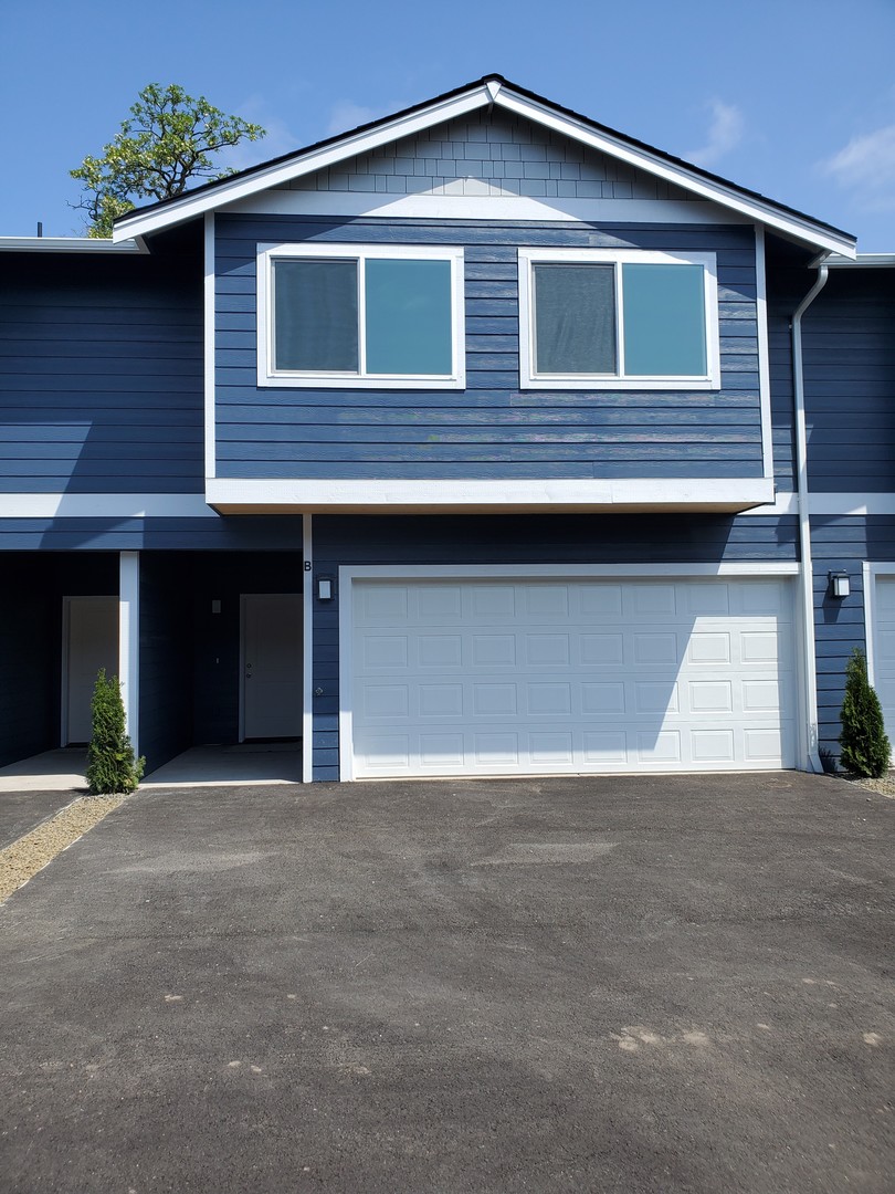 Centralia Townhome: 1917 Ahlers Ave