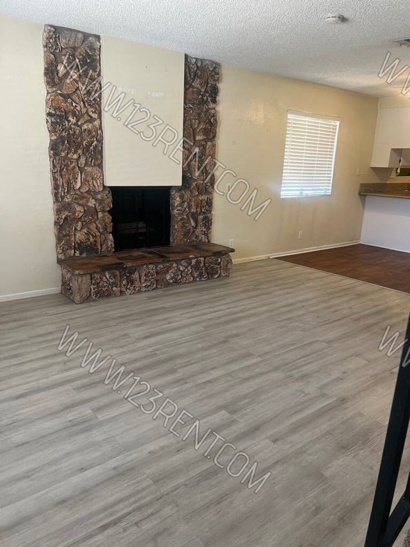 Palmdale Apartment: 437 E Avenue Q-7