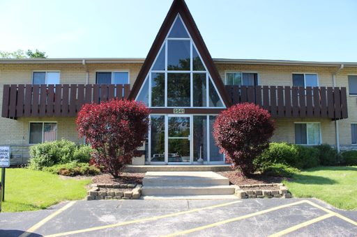Large 2 Bedroom Apartment Available! – photo 1