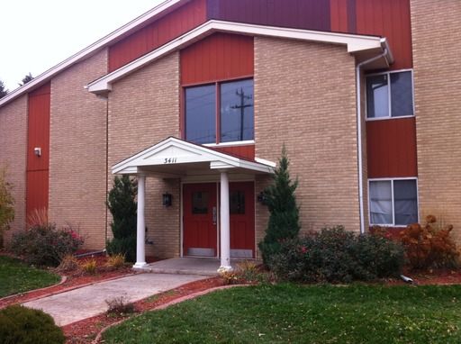 Enjoy the Best of South Milwaukee in this 2 bed 1 bath unit! – photo 1