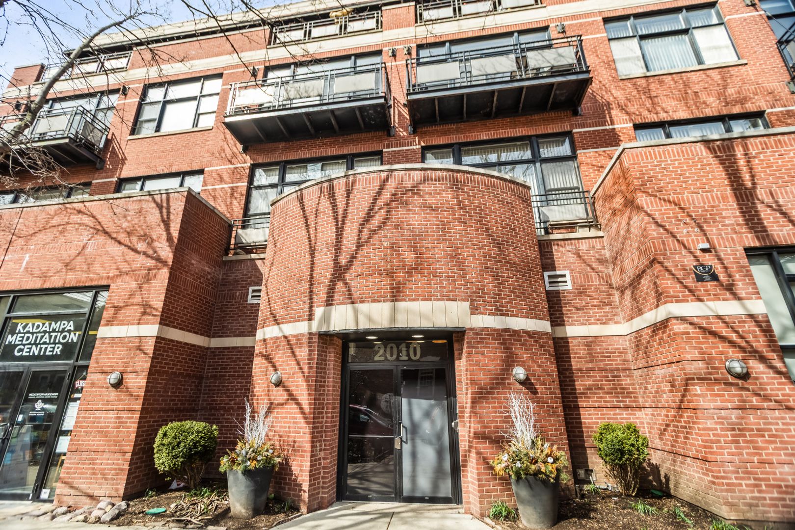 Chicago Apartment: 2010 W Pierce/1542 N Damen