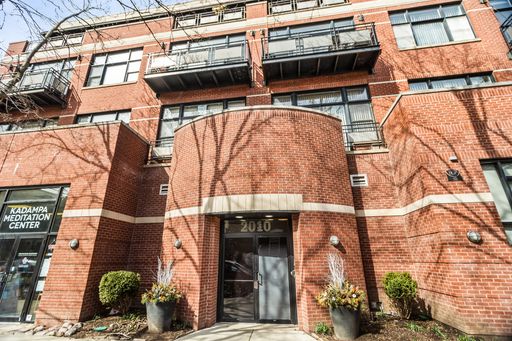Large Two bedroom Two bathroom With Large Terrace in the heart of Wicker Park. – photo 1