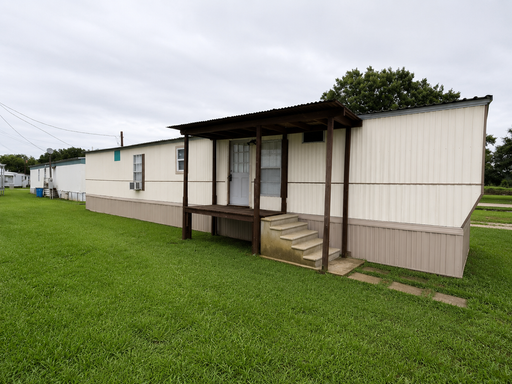 3 Bedroom 1.5 Bath Mobile Home located in Bent Oak Trailer Park Breaux Bridge. La