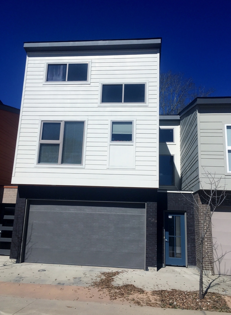 Lafayette House: 206 Highland Oaks Ln