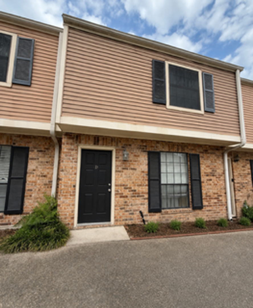 Lafayette Apartment: 304 Rayburn St