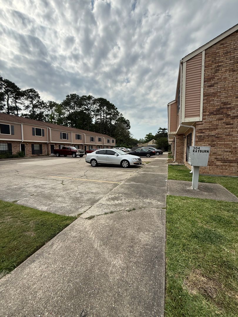 Lafayette Apartment: 304 Rayburn St