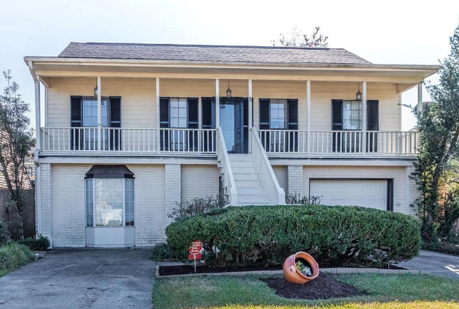 Lafayette House: 5 Heatherstone Drive