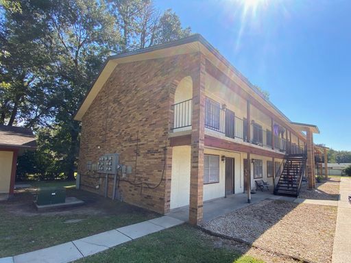 Nice 2 Bedroom 1 Bath Apartment off of Moss Street North of I-10 with Laundry on Site – photo 1