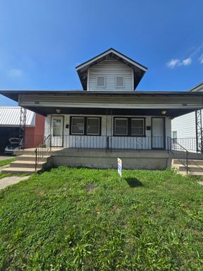 Spacious One Bedroom Duplex Near E. Michigan and Emerson – photo 1